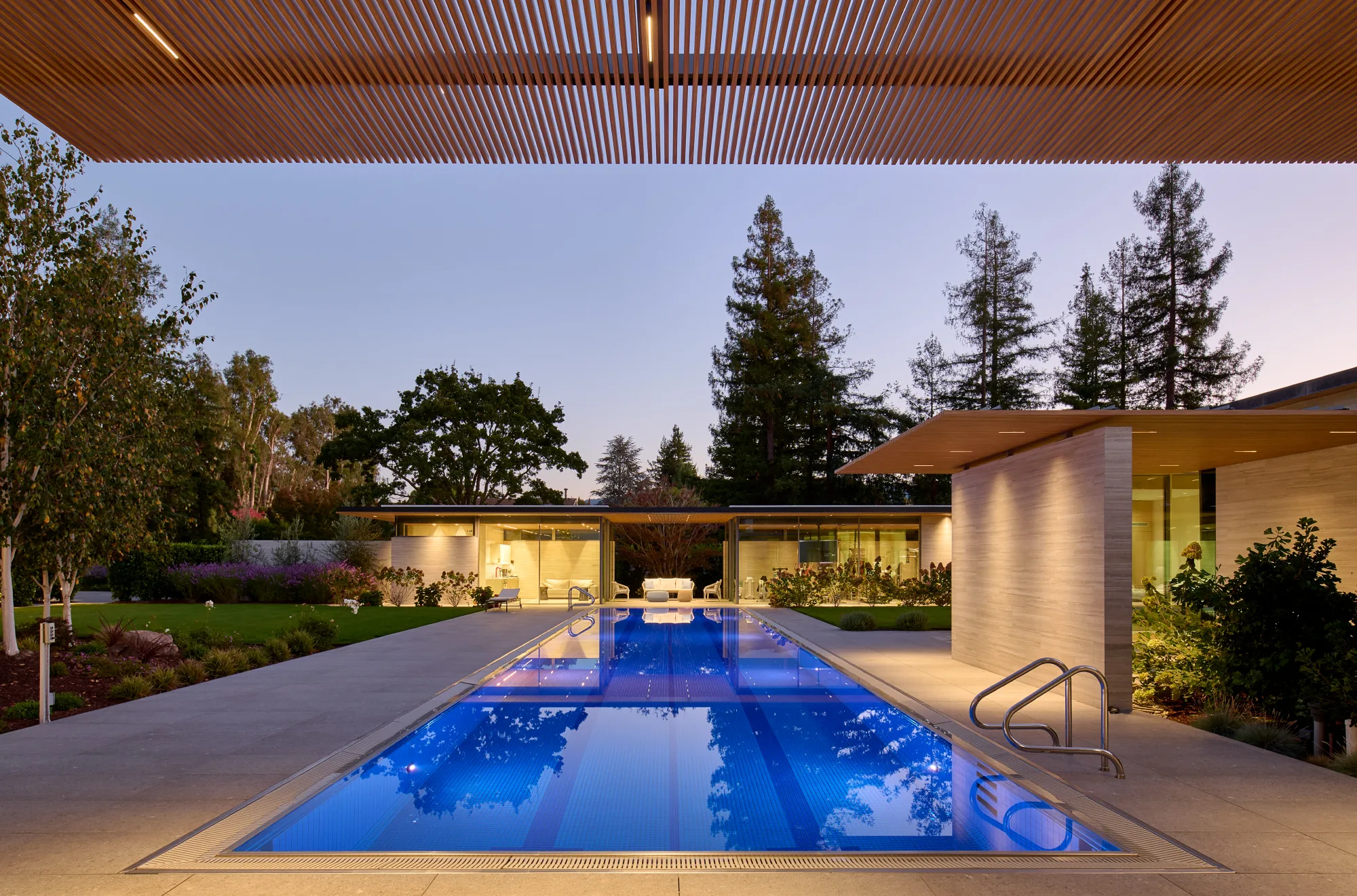 Haus-Exterior-Pool-Dusk-Ceiling
