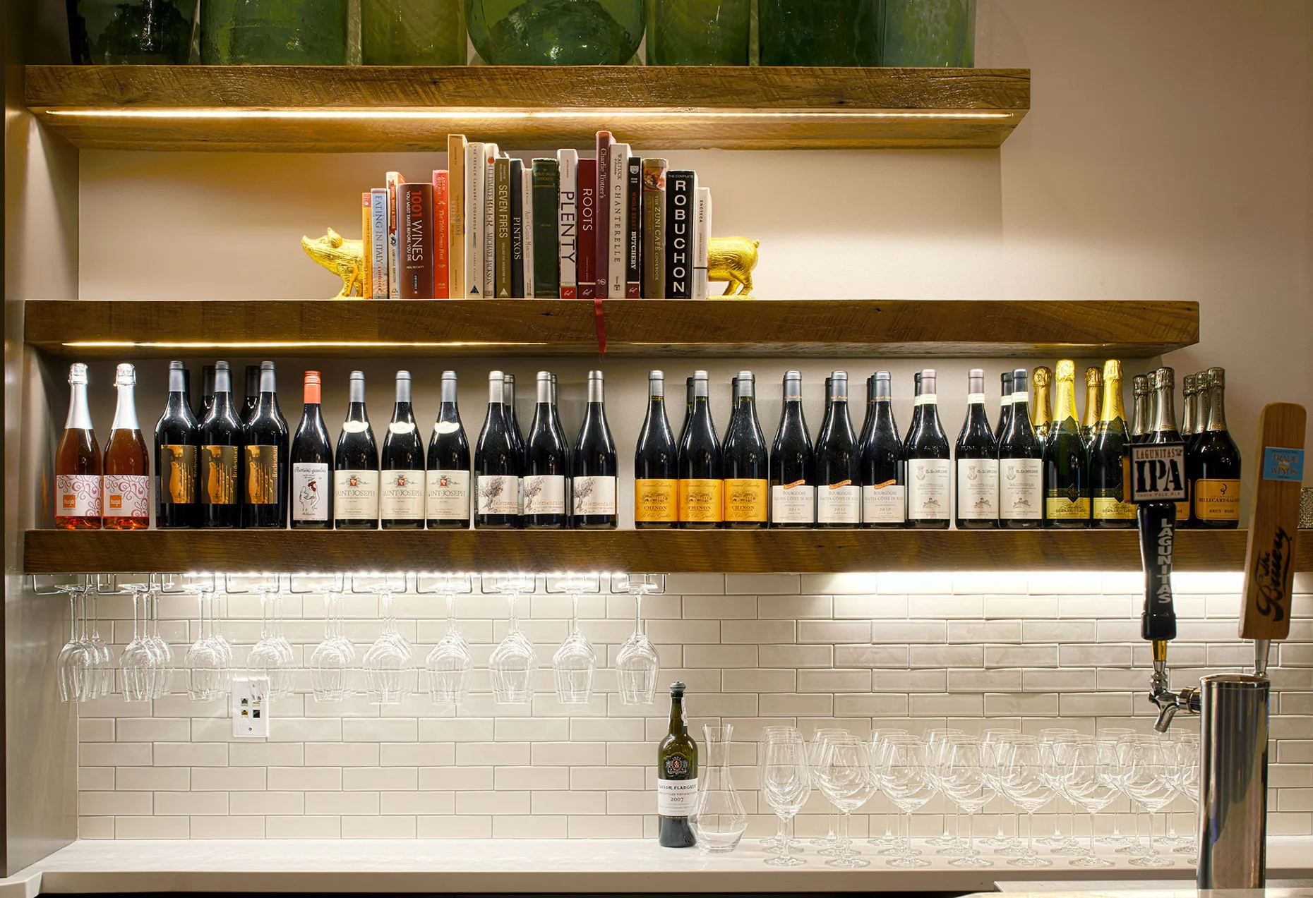 Mason Pacific, Bar Detail